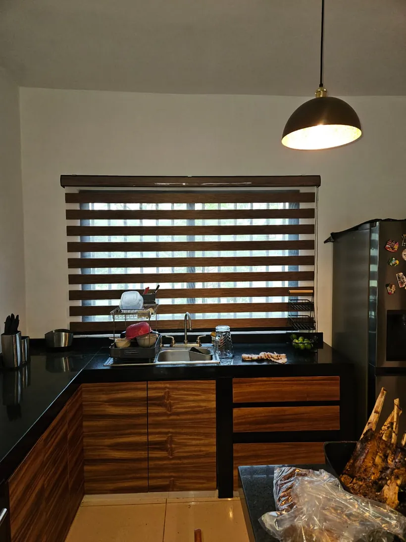 Persiana día y noche en tono madera instalada en una cocina